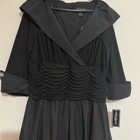 Elegant Black Off-Shoulder Dress - Picture 6 of 10